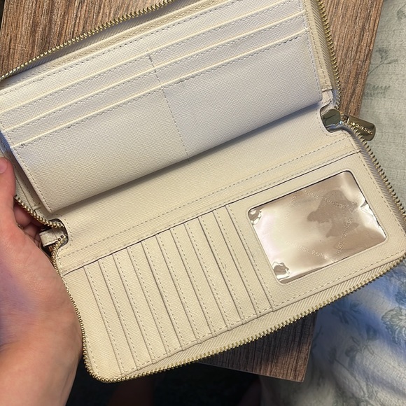 Michael Kors beige wallet with wristband - Picture 3 of 6